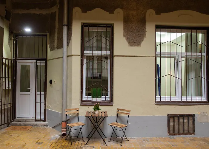 Hidden Modern Getaway With Two Bedroom Behind Opera House