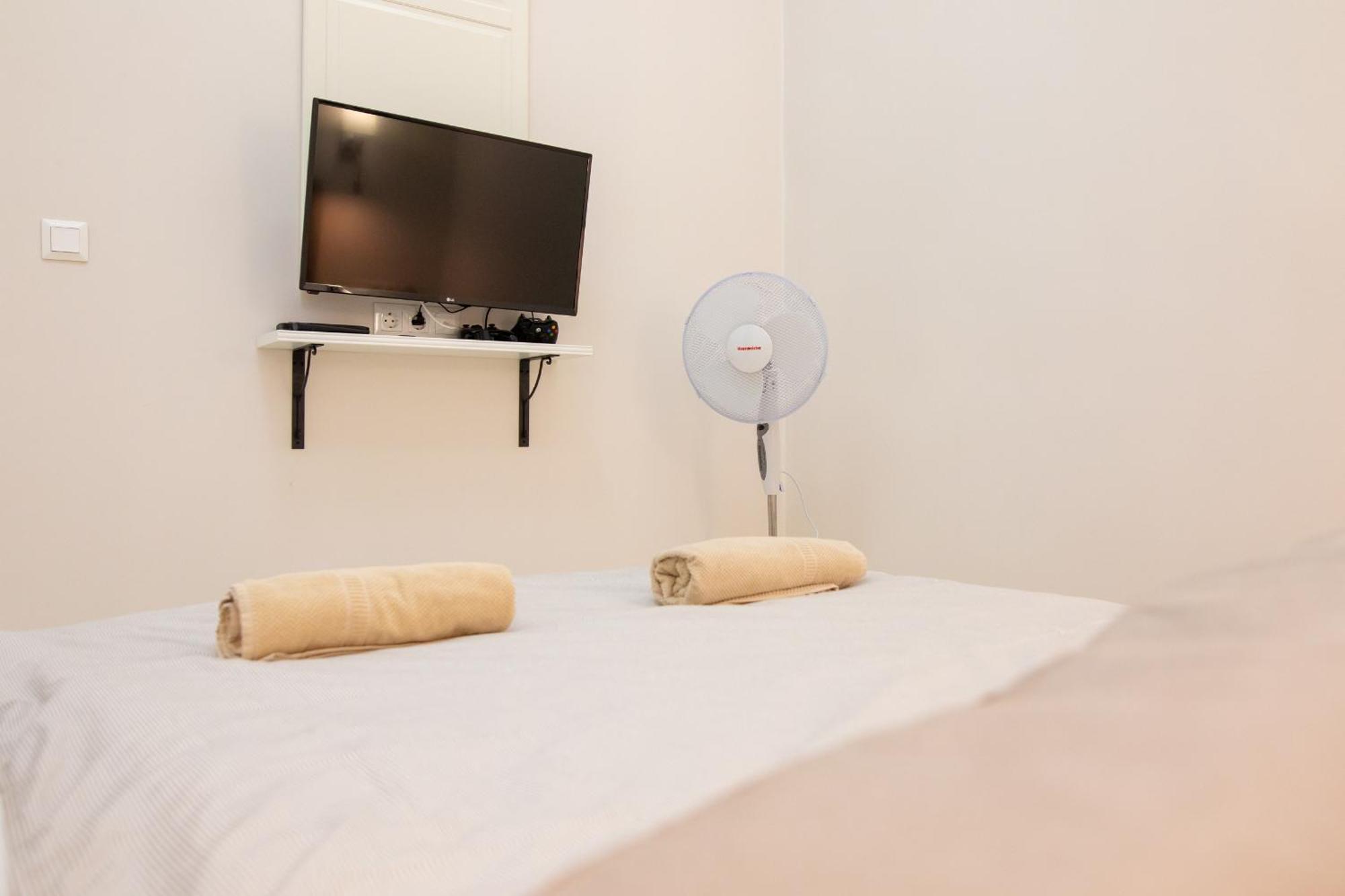 Hidden Modern Getaway With Two Bedroom Behind Opera House Apartment
