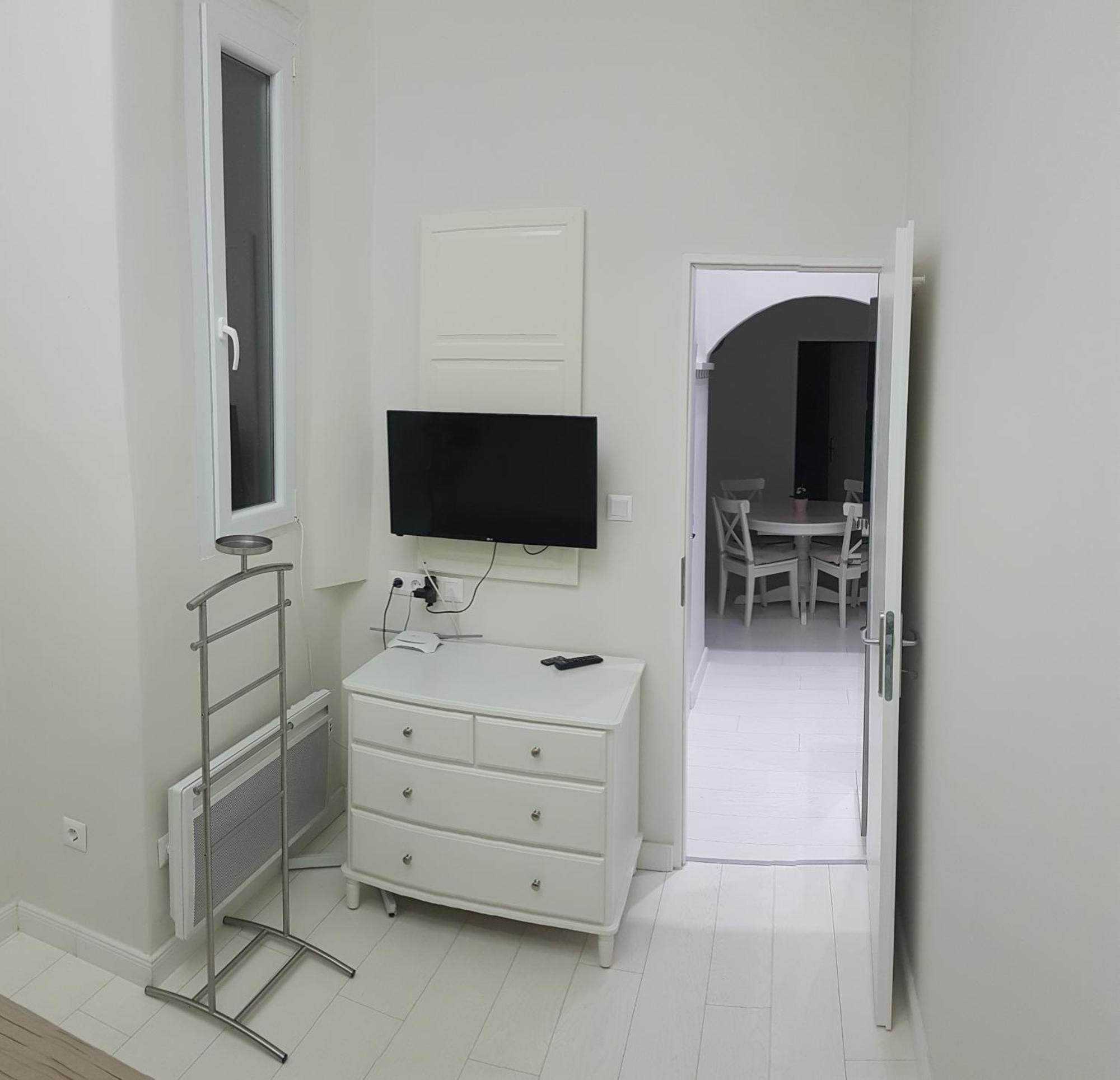 Hidden Modern Getaway With Two Bedroom Behind Opera House *